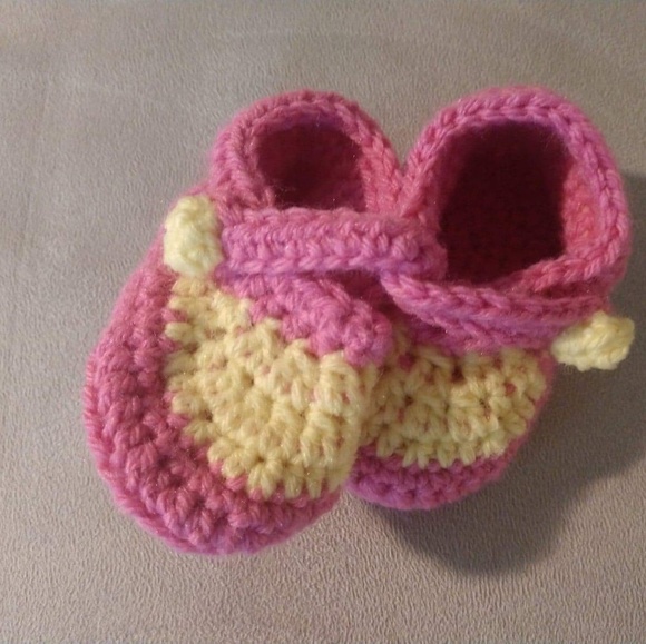 Crochet blanket hat and booties - Picture 4 of 5